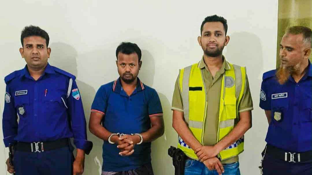 নড়াইলের লোহাগড়ায় হিন্দু বাড়িতে গরু চুরি: পুলিশের খাঁচায় যুবক