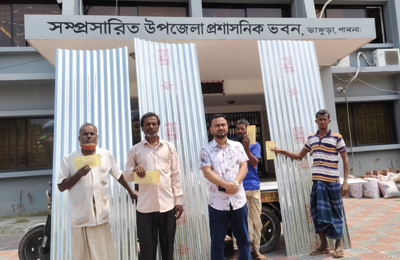 ভাঙ্গুড়ায় অগ্নিকাণ্ডে ক্ষতিগ্রস্ত ৪ পরিবারকে টিন ও নগদ অর্থ সহায়তা
