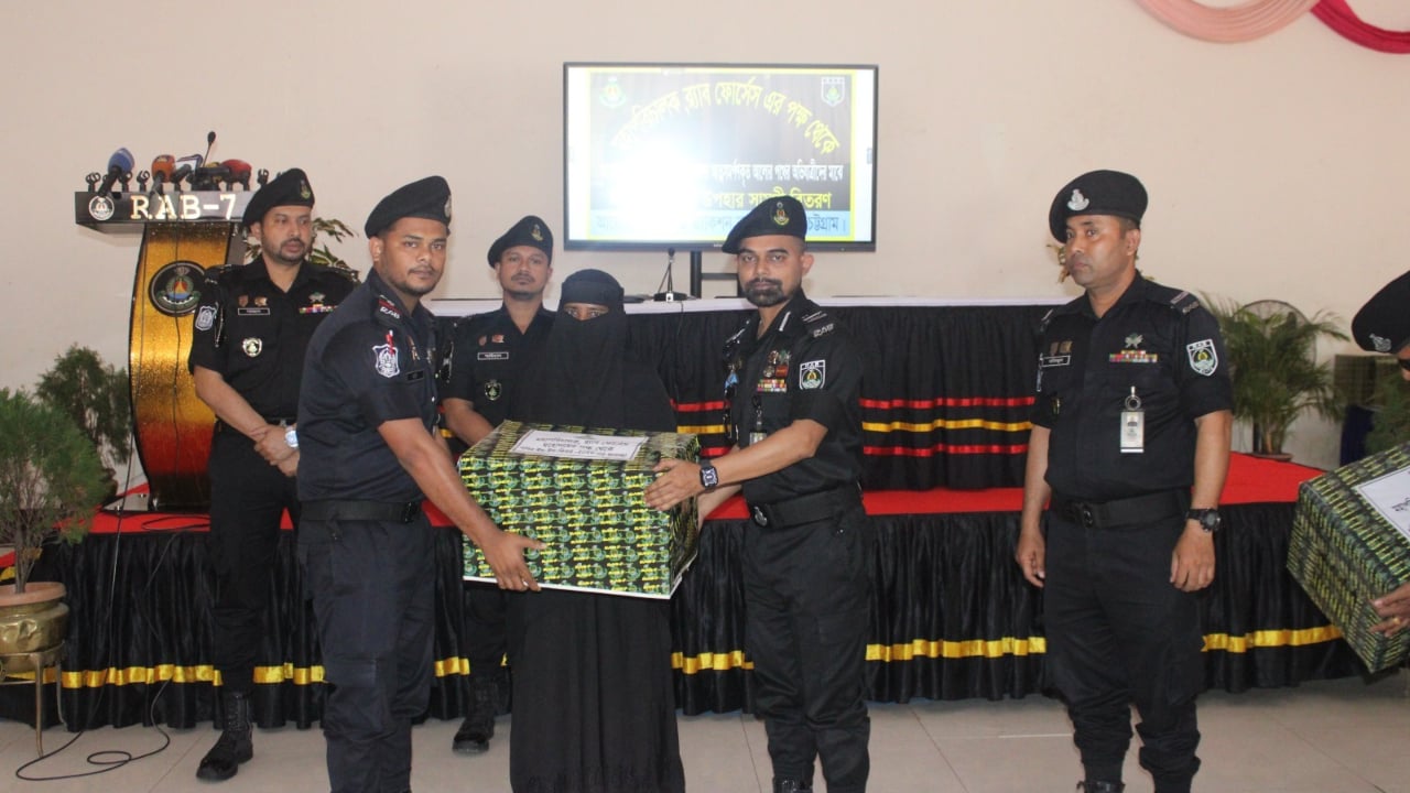 আত্মসমর্পণকারী জলদস্যুদের মাঝে চট্টগ্রাম র‍্যাবের ঈদ উপহার বিতরণ