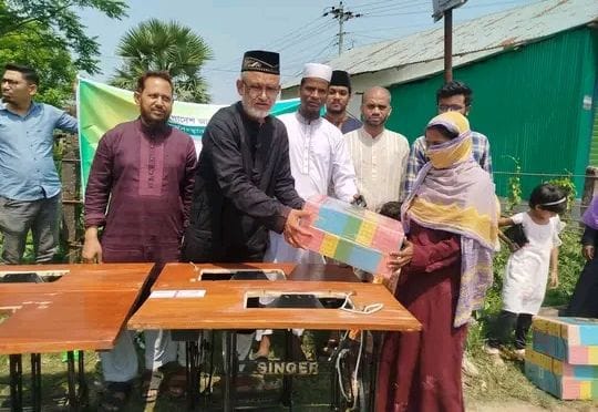 ফুলগাজীতে ঘরে বসেই আয়ের স্বপ্ন দেখছেন সুবিধাবঞ্চিত নারীরা