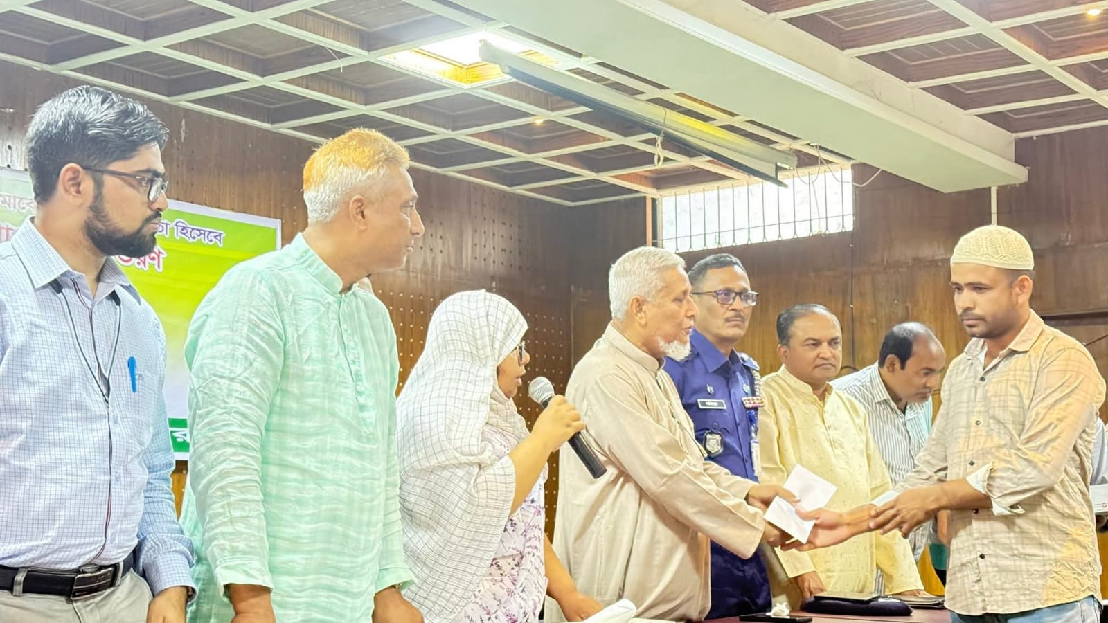 উখিয়ায় প্রধানমন্ত্রীর ত্রাণও কল্যাণ তহবিল থেকে প্রাপ্ত অর্থ দু:স্থ ও দরিদ্রমানুষের মাঝে বিতরণ