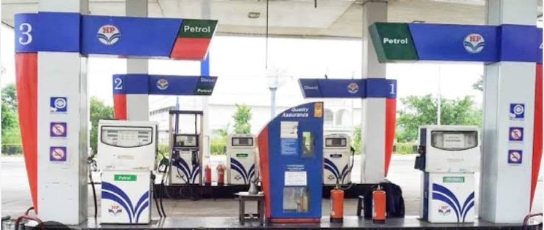 রাজশাহীতে তেল পাম্পে চরম ভোগান্তি: তেল থাকলেও পাম্প বন্ধ