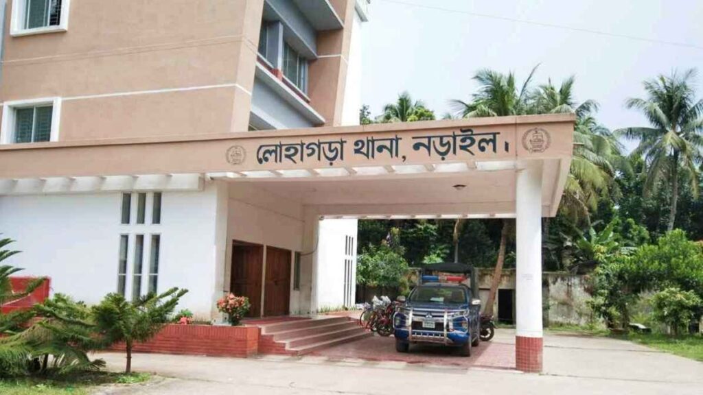 <span>উজ্জ্বল রায়, নড়াইল থেকে / </span>লোহাগড়ায় পা শিকলে বাঁধা গৃহবধূর ঝুলন্ত মরদেহ উদ্ধার