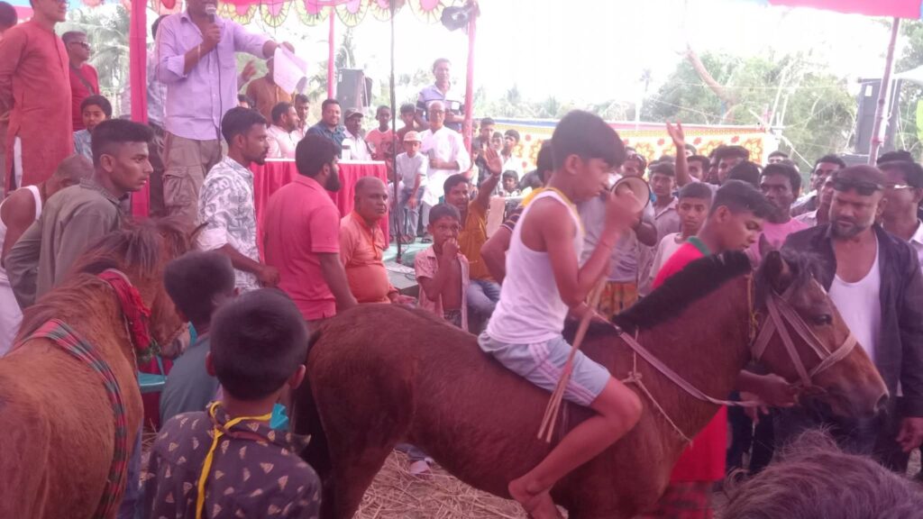 পাইকগাছায় বাসন্তী পূজায় ঘোড়া ছুট প্রতিযোগিতা: হাজারো দর্শকের উপস্থিতি