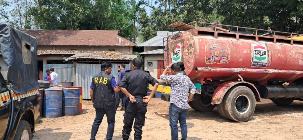 <span>অন্তর মিয়া ​মৌলভীবাজার / </span>শ্রীমঙ্গলে অবৈধভাবে তেল ও গ্যাস মজুদ: দুই ব্যবসায়ীকে ১ লাখ টাকা জরিমানা