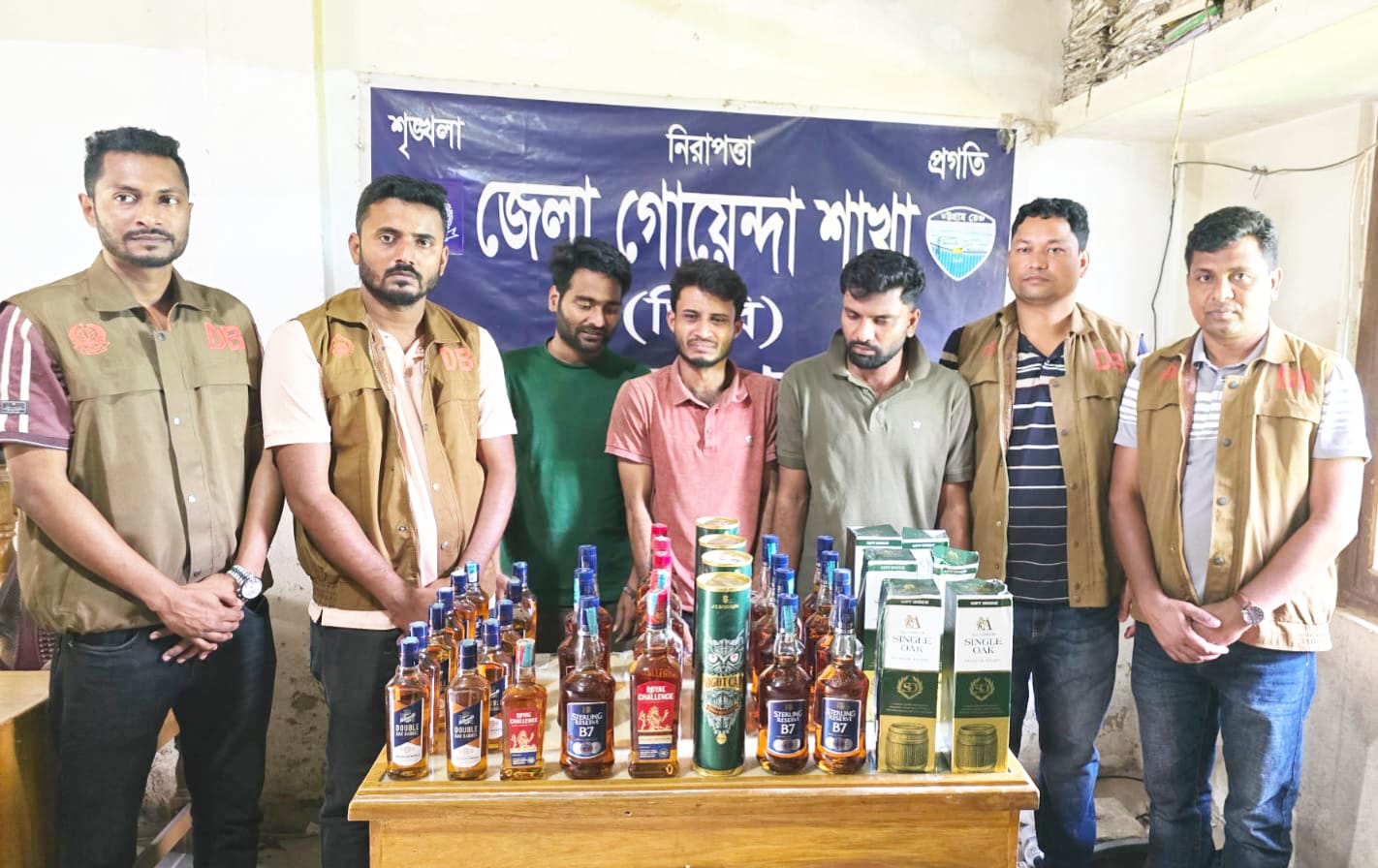 বেগমগঞ্জে ৩৯ বোতল বিদেশি মদসহ তিন মাদক কারবারি গ্রেপ্তার