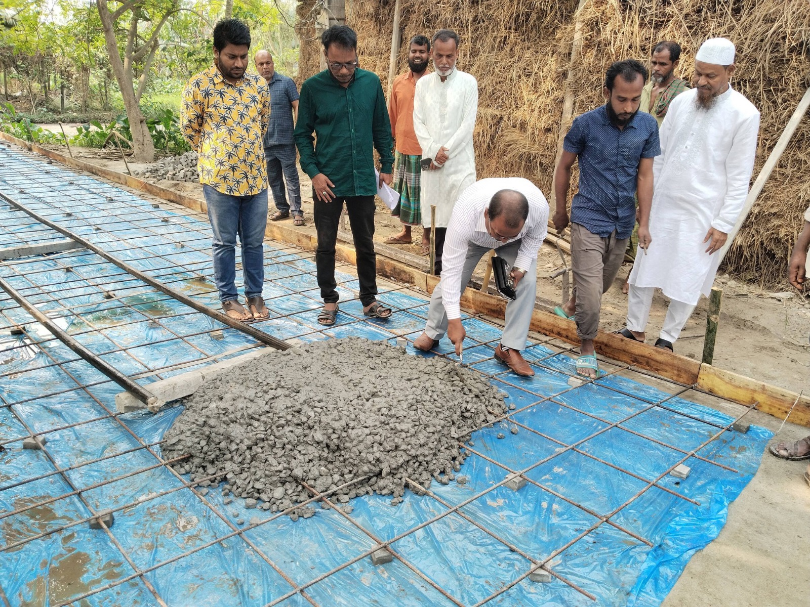 কাজিপুর পৌরসভার রাস্তা পাকাকরণ কাজের উদ্বোধন