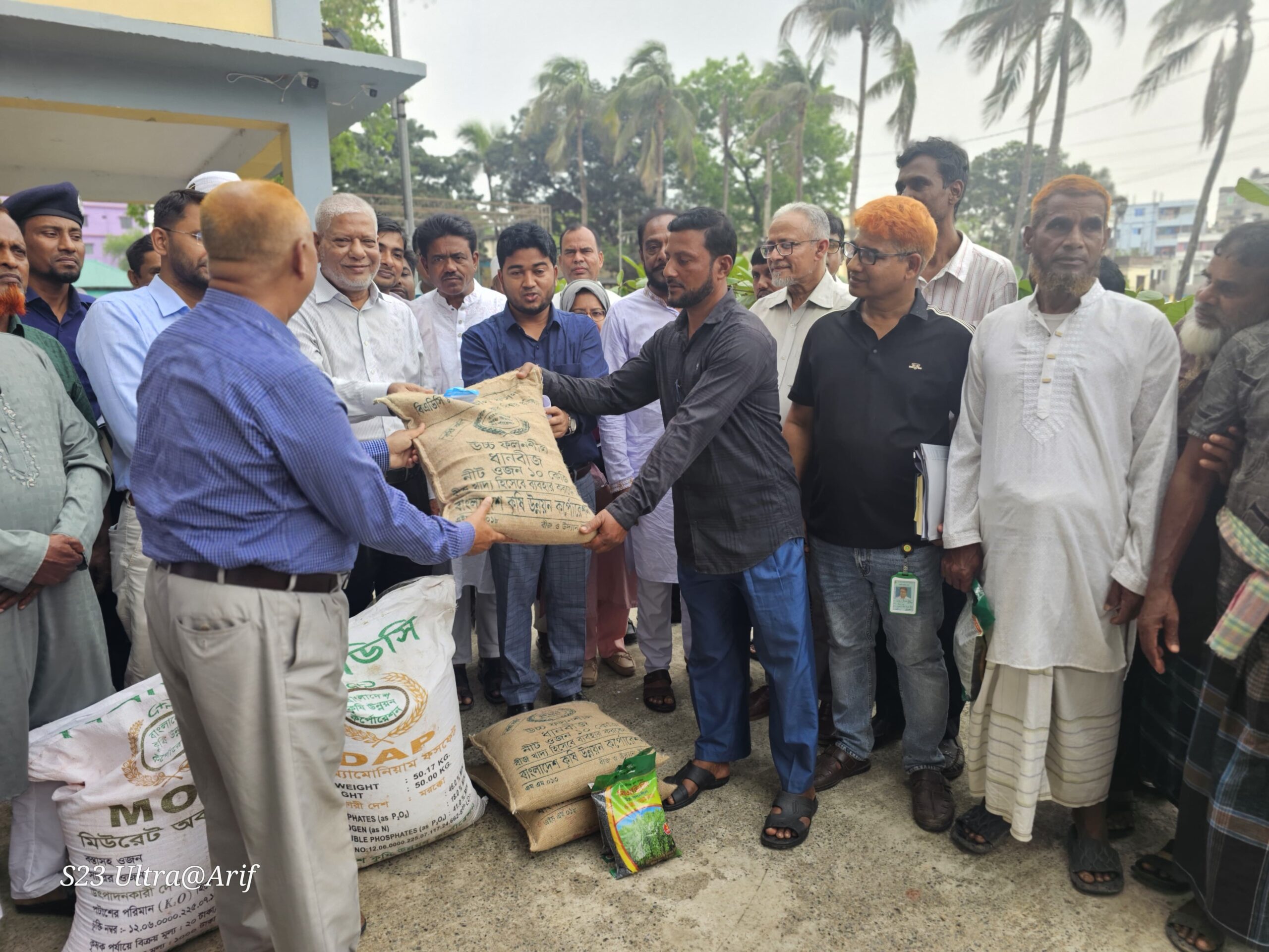 ধামরাইয়ে কৃষকদের মাঝে কৃষি প্রণোদনা বিতরণ