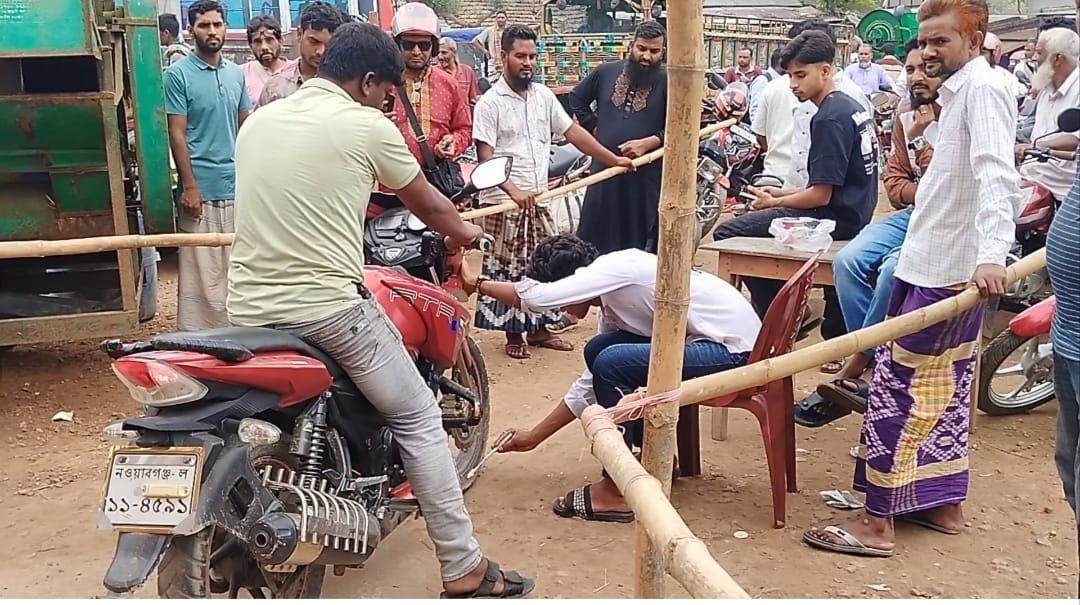 চাঁপাইনবাবগঞ্জে তেল সংকটে রোদে পুড়ছে চালকবিহীন মোটরসাইকেলের দীর্ঘ লাইন