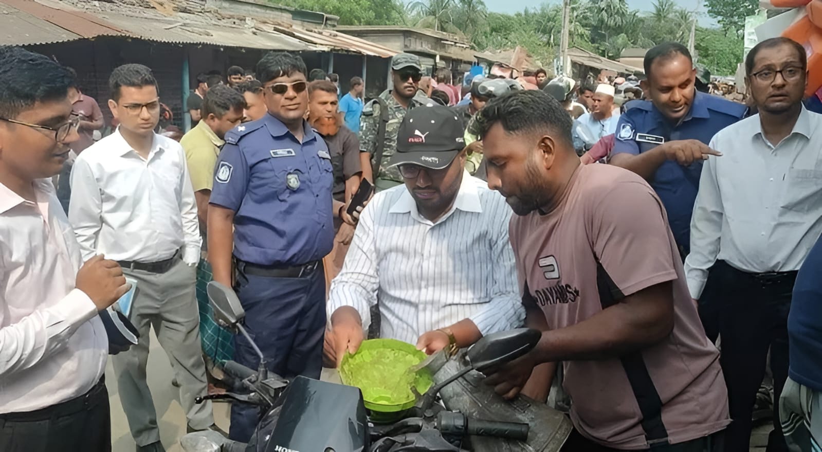 আশাশুনি উপজেলায় বিপুল পরিমাণ পেট্রোল জব্দ