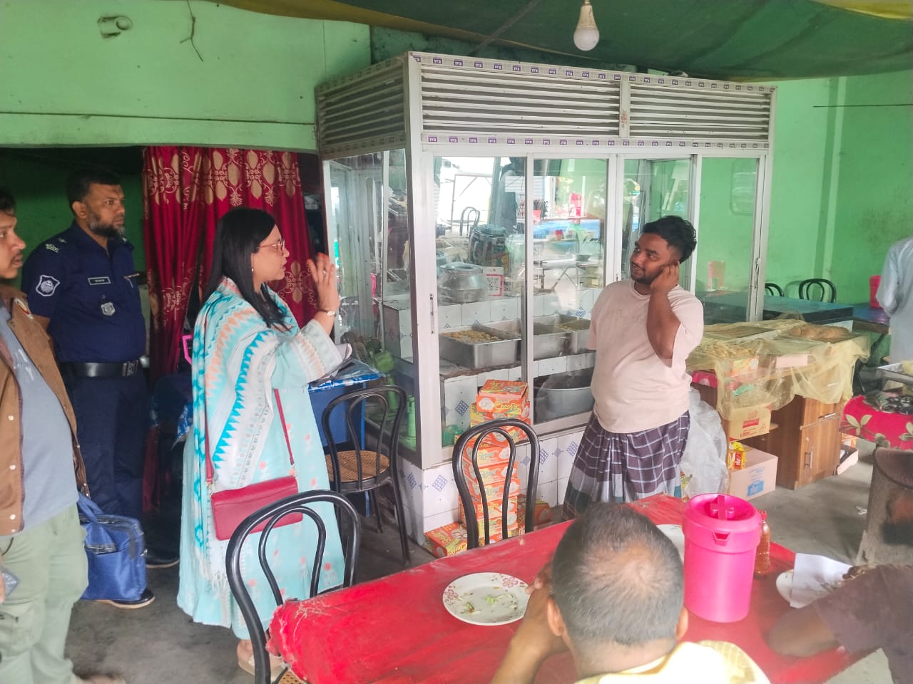 নরসিংদীর শিবপুরে ২০০ লিটার মজুদ রাখা তেল জনসাধারণের নিকট ১০০ টাকা লিটারে বিক্রি