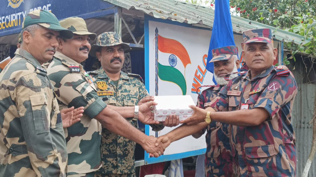 হিলি সীমান্তে বিজিবি ও বিএসএফের ঈদের শুভেচ্ছা বিনিময়, মিষ্টি উপহার