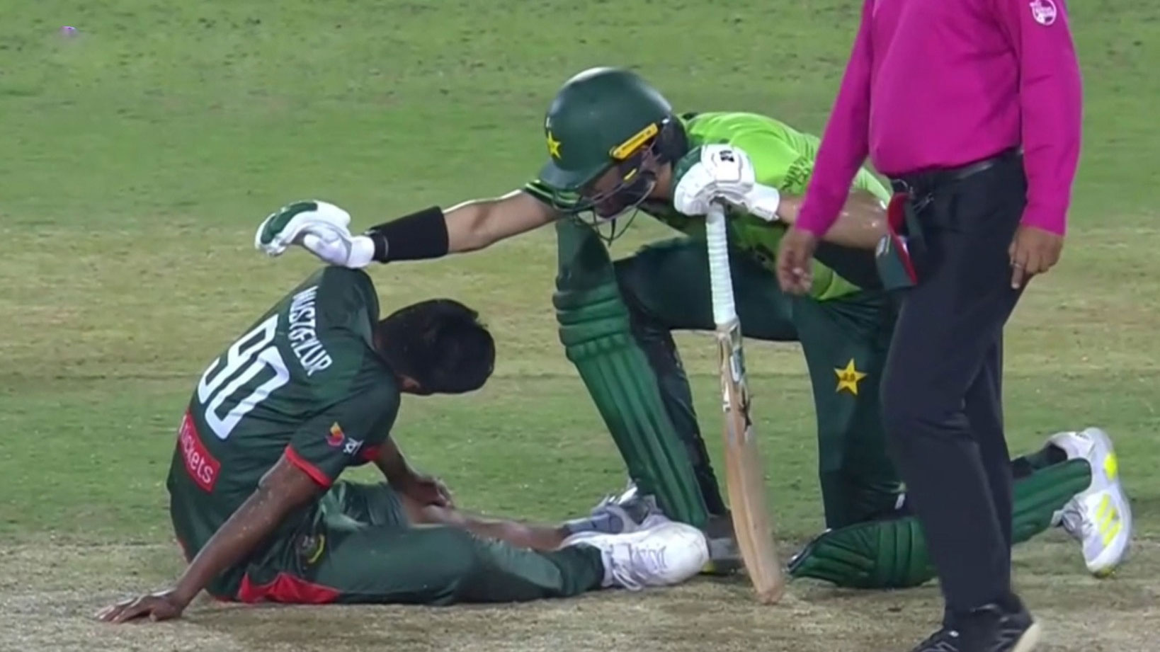 মোস্তাফিজের পায়ে মেরেই দৌড়ে এলেন শাহিন আফ্রিদি