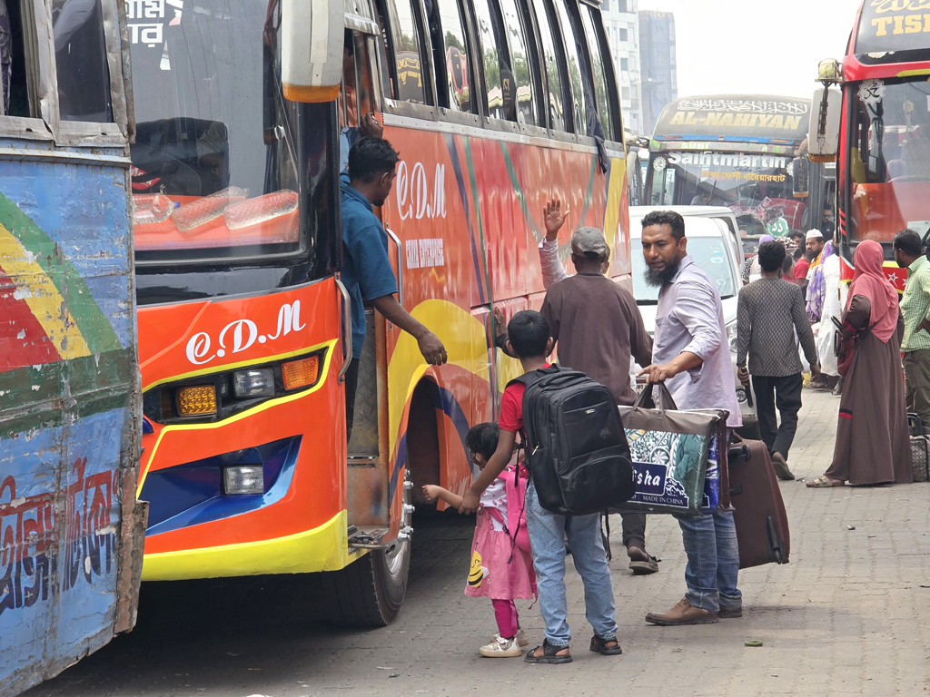 ঈদযাত্রা: ভোগান্তি এড়াতে আগেভাগেই শহর ছাড়ছে মানুষ