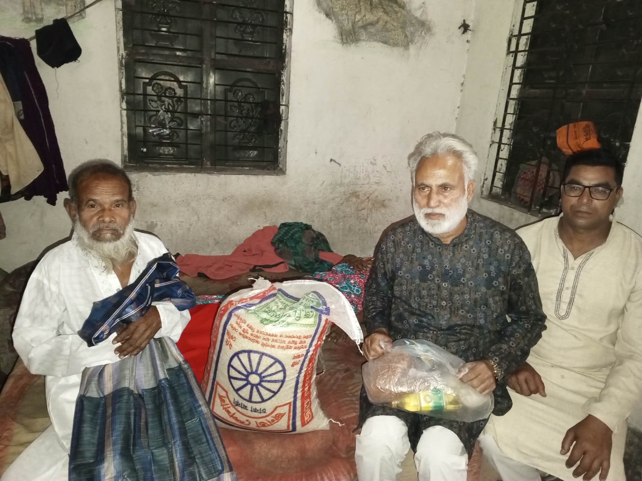 তাড়াশে প্রতিবন্ধী নারীর ঘরে ঈদ উপহার ও নতুন পোষাক দিলেন বিএনপি নেতা