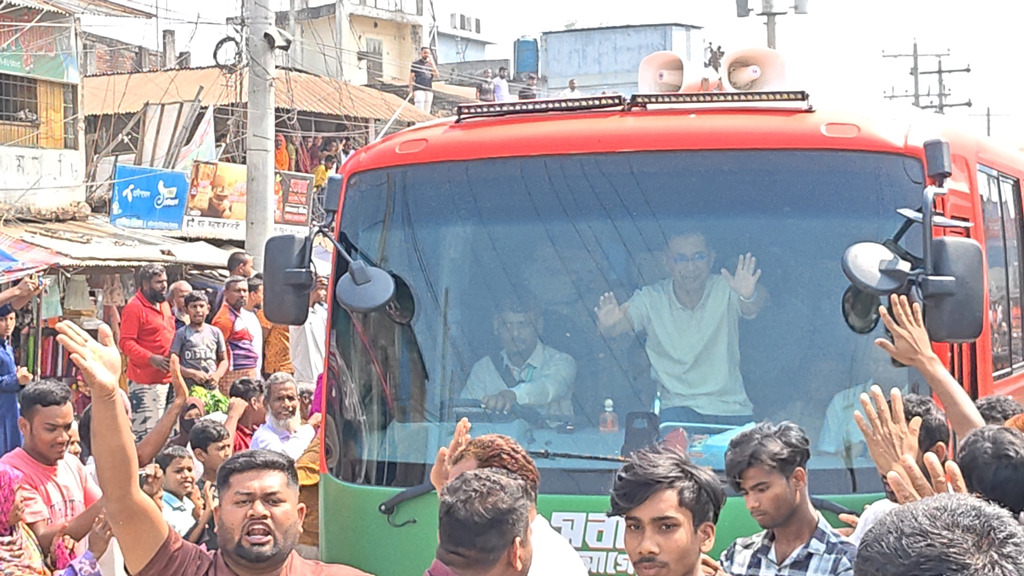 প্রধানমন্ত্রী তারেক রহমানকে একনজর দেখতে রাস্তায় মানুষের ঢল