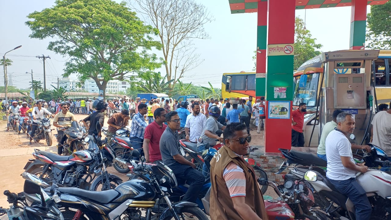 মাদারীপুর শিবচরে ৩ দিন পর তেল পাম্পে উপচে পড়া ভিড়, কৃষকদের জন্য স্যালাইন-পানির ব্যবস্থা