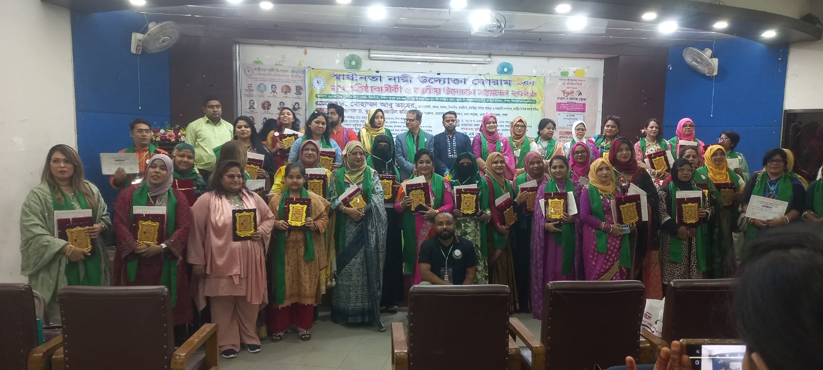 গণসংযোগ ও সাংবাদিকতায় বিশেষ আবদানের সিনিয়র সাংবাদিক মো: মফিদুল ইসলামকে সম্মামনা স্মারক প্রদান