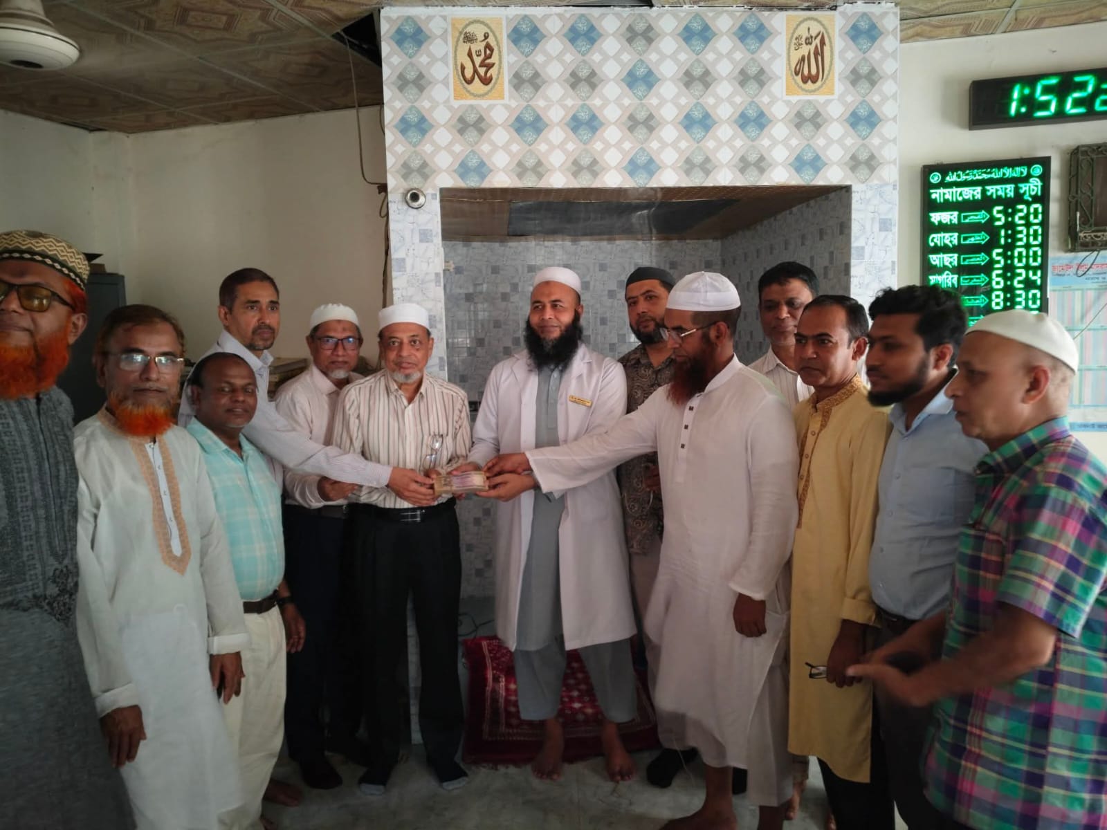 বিরোধী দলীয় নেতা ডা.সফিকুর ১ লাখ অনুদান দিলেন সরকারি ইউনানি ও আয়ুর্বেদিক মেডিকেল কলেজ মসজিদে