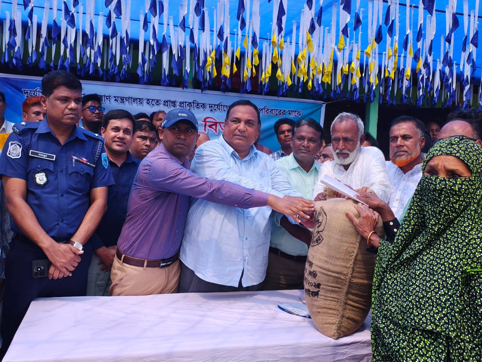 কালবৈশাখী ঝড়ে ক্ষতিগ্রস্থদের মাঝে জি আর (চাল) বিতরণ