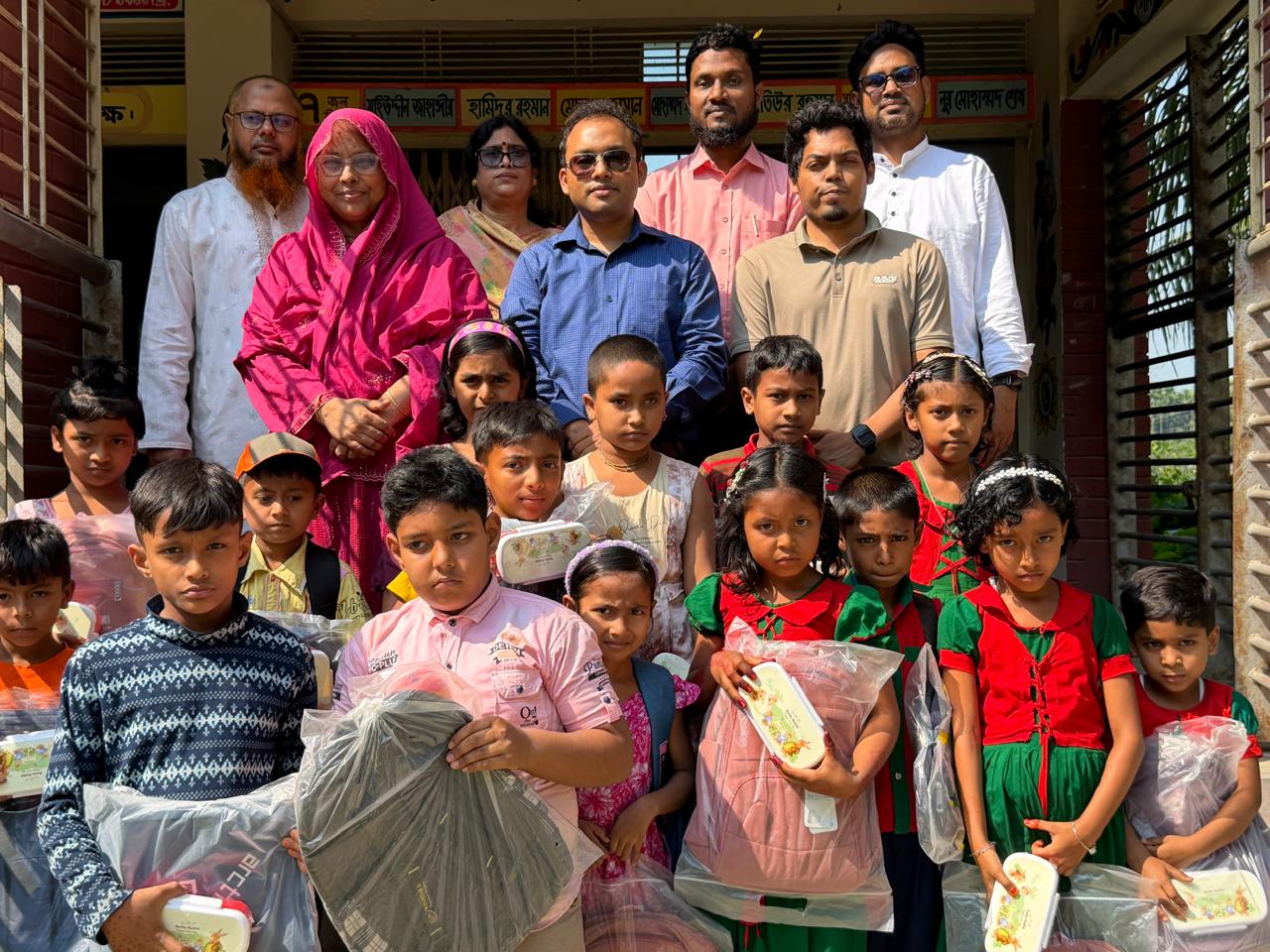 উলিপুরে শিক্ষা প্রতিষ্ঠান পরিদর্শনে নির্বাহী অফিসার :মেধাবী শিক্ষার্থীদের মাঝে তুলে দিলেন উপহার