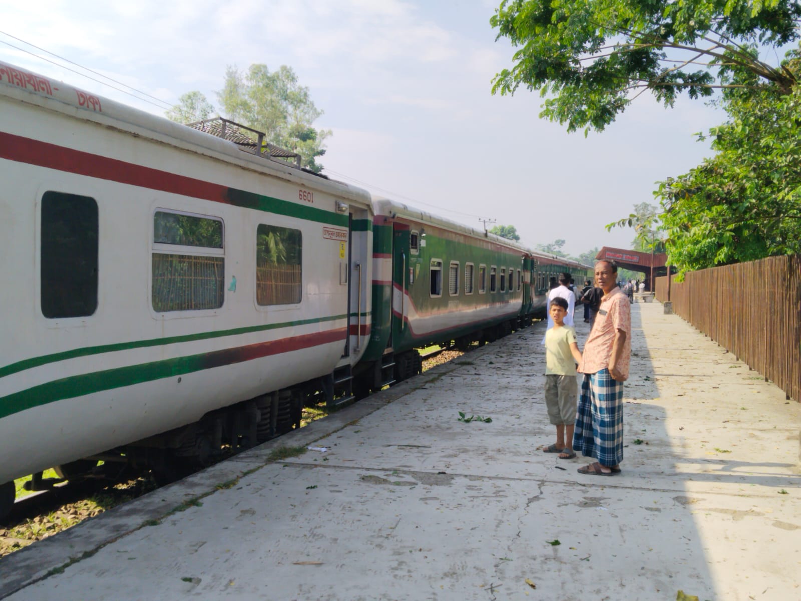 বৈরী আবহাওয়ায় বিপর্যস্ত রেলপথ, নোয়াখালী-ঢাকা ট্রেন চলাচল অচলাবস্থা