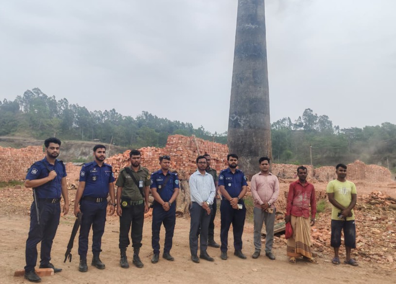 বাঁশখালীতে পাহাড় কাটার বিরুদ্ধে ভ্রাম্যমান আদালতের অভিযান, ডাম্পার ট্রাক জব্দ
