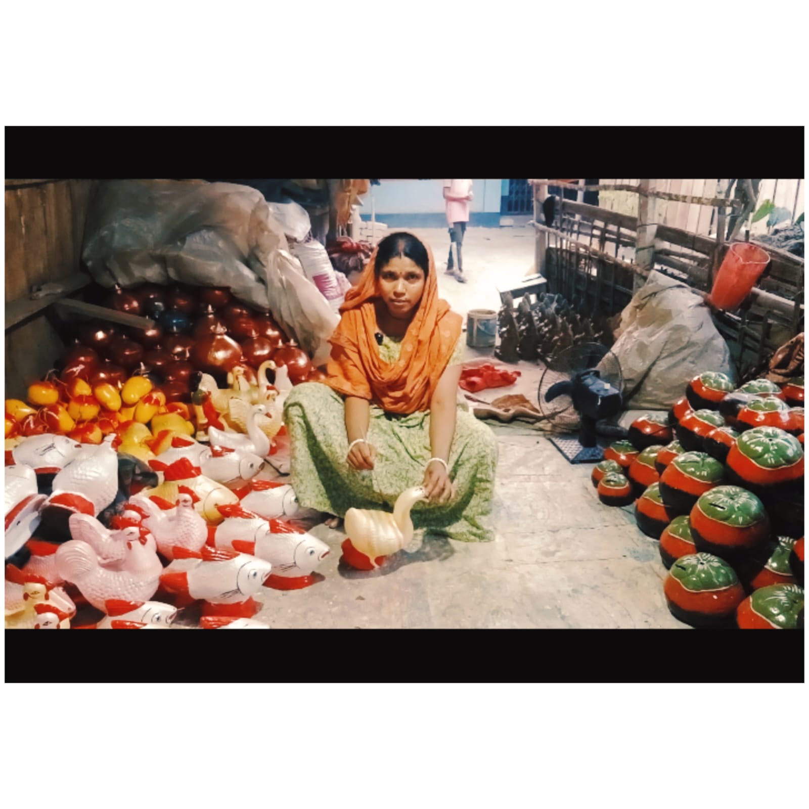 দিঘলিয়া উপজেলায় মৃৎশিল্পীদের দুর্দিন তবুও হাল ছাড়েনি বৈশাখের মেলার বাজার ধরতে ব্যাস্ত