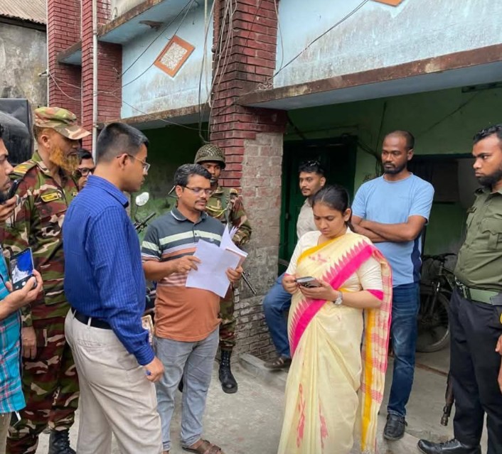 মঠবাড়িয়ায় ব্যবসায়ীর বাসভবনে অভিযান: ২০৭৬ লিটার জ্বালানি জব্দ