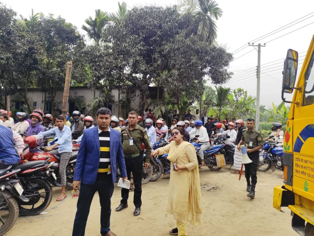 <span>নুরুজ্জামান আহমেদ, স্টাফ রিপোর্টার / </span>কালীগঞ্জে ইউএনও পরিচালনা করেন ভ্রাম্যমাণ আদালত