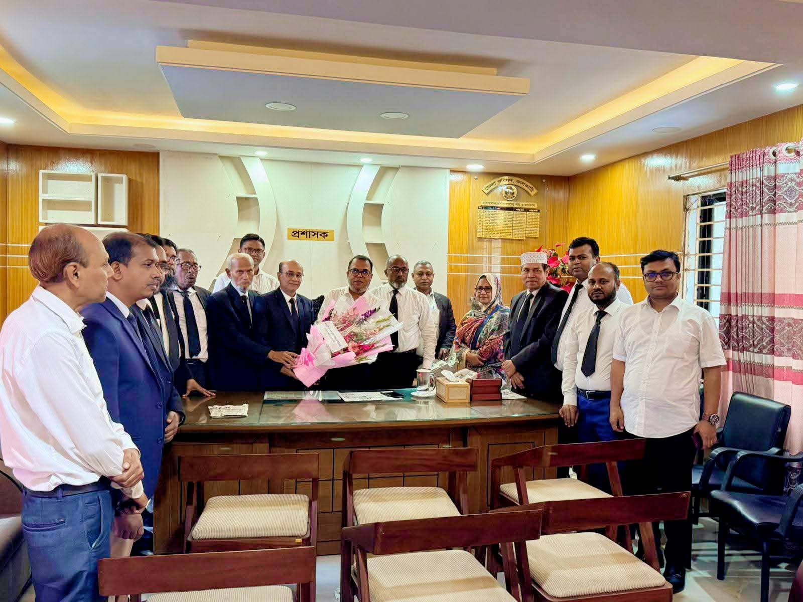 ঝালকাঠী জেলা পরিষদ প্রশাসক কে আইনজীবী সমিতি ও যুব রেড ক্রিসেন্টের ফুলেল শুভেচছা