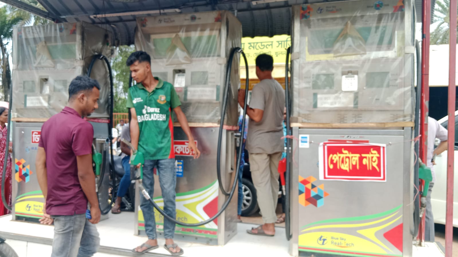 খুলনা একাধিক ফিলিং স্টেশনে দীর্ঘ সারি