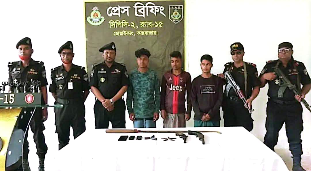 টেকনাফে অস্ত্র ও গুলিসহ মাদক চোরাচালান চক্রের ৩ সদস্য গ্রেফতার